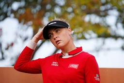 INDIANAPOLIS, IN &#8211; SEPTEMBER 27: LPGA, Golf Damen golfer Charley Hull waits on the 9th tee during the second round of th